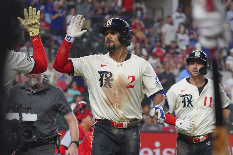 Marcus Semien, de los Rangers de Texas, festeja su jonrón ante los Cardenales de San Luis, el viernes 30 de mayo dew 2025 (AP Foto/LM Otero)