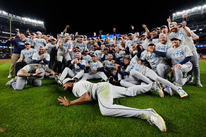 Los Rays de Tampa Bay celebran tras su victoria en el tercer juego de la serie divisional de la Liga Americana contra los Yankees de Nueva York, el miércoles 7 de octubre de 2026, en Nueva York. (AP Foto/Yuki Iwamura)