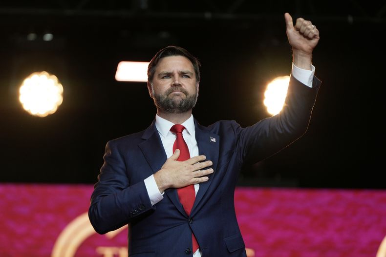 El vicepresidente JD Vance se marcha después de hablar en un homenaje al activista conservador Charlie Kirk, el domingo 21 de septiembre de 2025, en el State Farm Stadium en Glendale, Arizona. (Foto AP/Julia Demaree Nikhinson)