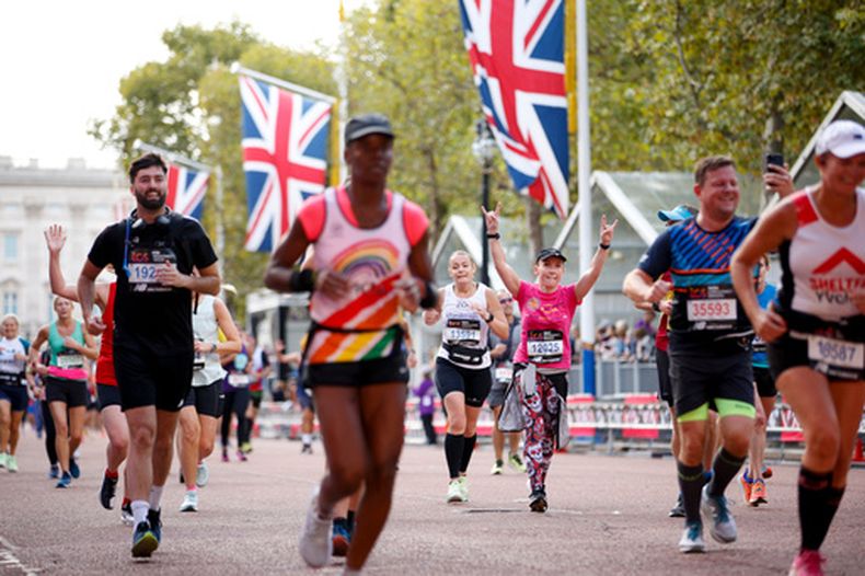 ARCHIVO - Corredores se acercan a la meta del Maratón de Londres, en The Mall, el domingo 2 de octubre de 2022, en Londres. (AP Foto/David Cliff, Archivo)
