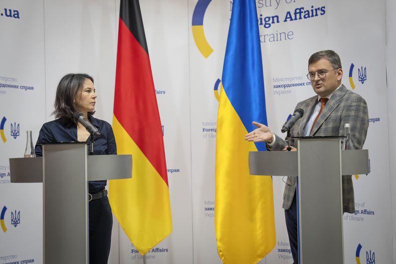 La ministra de Exteriores de Alemania, Annalena Baerbock, y el ministro de Exteriores de Ucrania, Dmytro Kuleba, en una conferencia de prensa conjunta en Kiev, el 11 de septiembre de 2022. (Foto AP/Efrem Lukatsky/Pool)