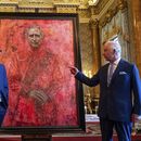 El artista Jonathan Yeo y el rey Carlos III de Reino Unido desvelan el retrato del rey realizado por Yeo en el Palacio de Buckingham, en Londres, el martes 14 de mayo de 2024. (Aaron Chown/Pool Photo vía AP)