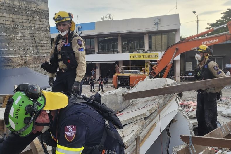 Foto entregada por el Departamento de Relaciones Exteriores y Comercio que muestra a rescatistas australianos en Port Vila, Vanuatu, el 19 de diciembre del 2024. (Departamento de Relaciones Exteriores y Comercio via AP)