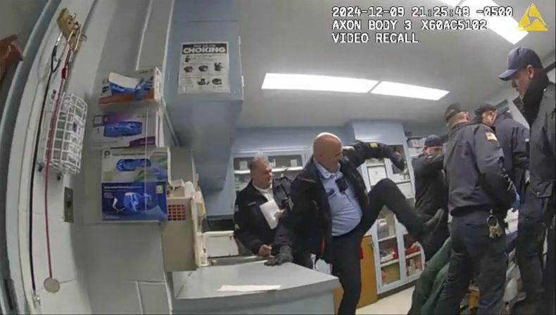 Foto tomada de video de cámaras corporales policiales y entregada por la fiscalía del estado de Nueva York, que muestra a guardias golpeando al preso Robert Brooks en la cárcel Marcy en el condado Oneida de Nueva York el 9 de diciembre del 2024. (Fiscalía del estado de Nueva York via AP)