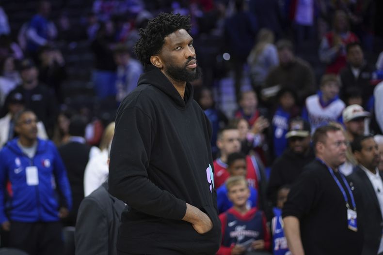 Joel Embiid, de los 76ers de Filadelfia, mira hacia la cancha después de un partido contra los Grizzlies de Memphis, el sábado 2 de noviembre de 2024, en Filadelfia. (AP Foto/Matt Slocum)