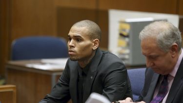 americateve | El cantante de R & B Chris Brown, izquierda, con su abogado Mark Geragos durante una audiencia el mi&eacute;rcoles 20 de noviembre de 2013 en Los Angeles. (Foto AP/Frederick Brown, Getty, Pool)