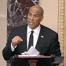 En esta imagen suministrada por la televisión del Senado, el senador Cory Booker habla desde la tribuna el 1 de abril de 2025. (Senate Television vía AP)