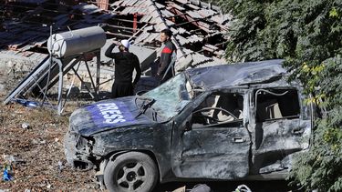 Sitio donde un ataque aéreo israelí alcanzó un complejo que albergaba periodistas, matando a tres, en Hasbaya, sureste del Líbano, el viernes 25 de octubre de 2024. (AP Foto/Mohammed Zaatari)