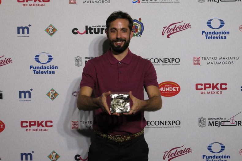 El director Pablo Pérez Lombardini de la película La reserva posa con el premio a mejor dirección en la ceremonia de premiación de la 23ª edición del Festival de Cine de Morelia, en Morelia, México, el viernes 17 de octubre de 2025. (Foto AP/Berenice Bautista)
