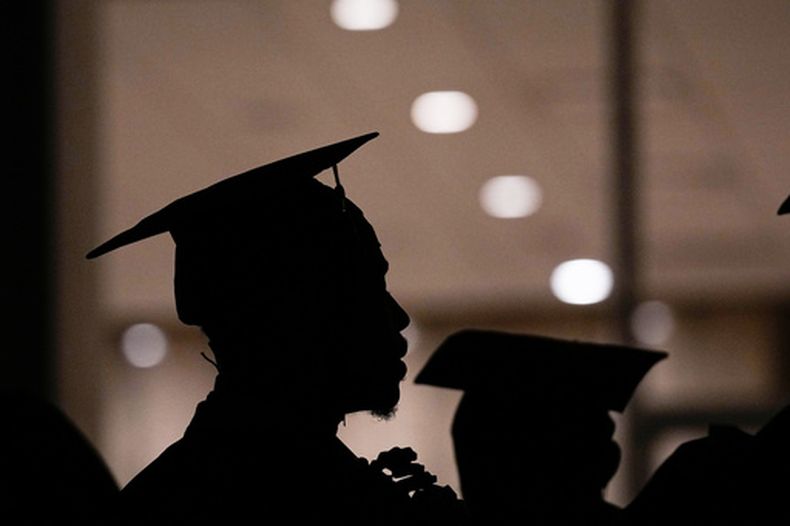 Un estudiante en la ceremonia de graduación en Morehouse College en Atlanta, el 19 de mayo del 2024. (AP foto/Brynn Anderson)