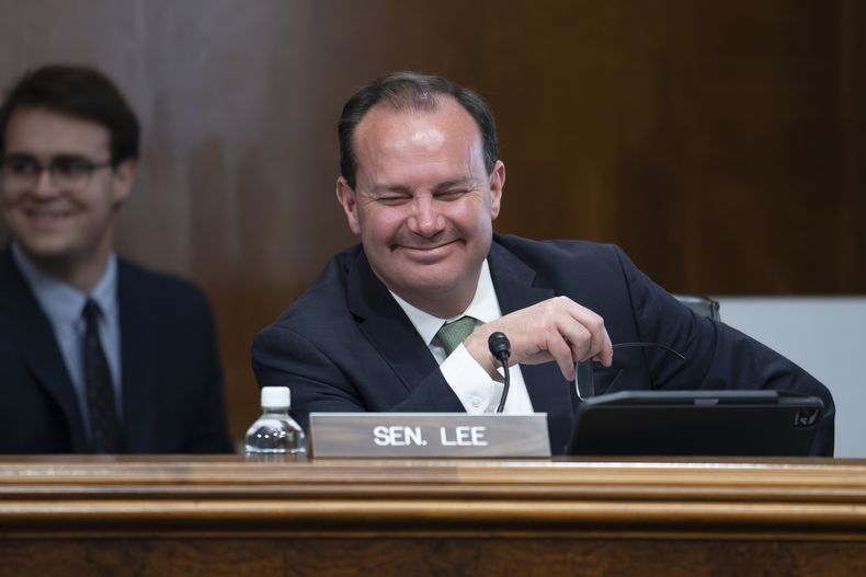 El senador republicano Mike Lee asiste a una audiencia en el Capitolio, Washington, jueves 1 de junio de 2023. Lee es uno de los senadores que exigen enmiendas al proyecto sobre el límite de endeudamiento aprobado por la cámara baja, las que podrían demorar su aprobación. (AP Foto/J. Scott Applewhite)