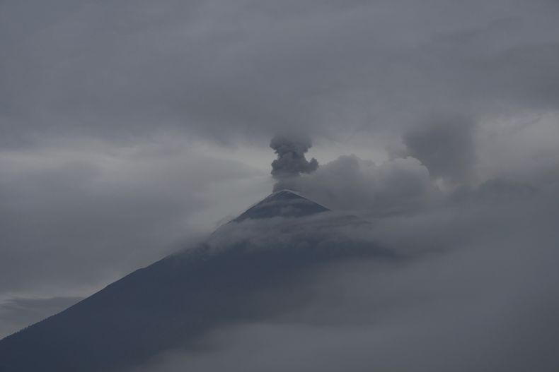 El Volcán de Fuego expulsa una nube de ceniza, visto desde San Juan Alotenango, Guatemala, el jueves 5 de junio de 2025. (AP Foto/Moises Castillo)