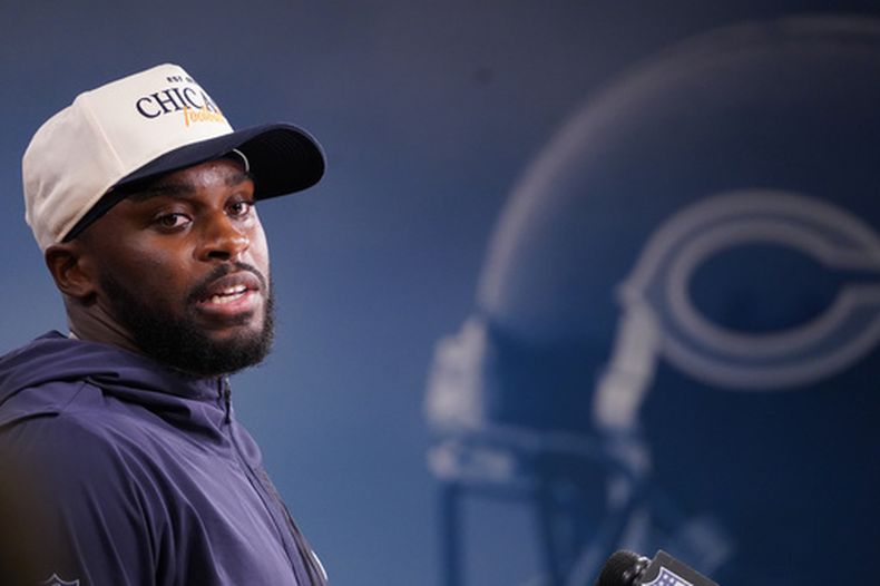 El cornerback de los Bears de Chicago Jaylon Johnson habla con la prensa durante el entrenamiento del sábado primero de agosto del 2026. (AP Foto/David Banks)
