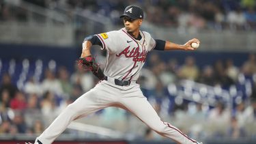 El abridor de los Bravos de Atlanta Ray Kerr lanza en la primera entrada ante los Marlins de Miami el viernes 25 de septiembre del 2026. (AP Foto/Lynne Sladky)