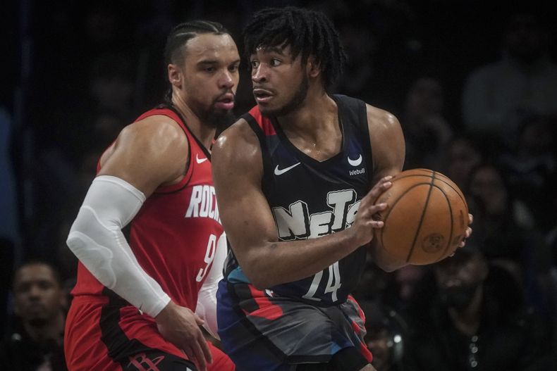 Cam Thomas, de los Nets de Brooklyn, controla el balón delante de Dillon Brooks, de los Rockets de Houston, en el partido del sábado 27 de enero de 2024 (AP Foto/Bebeto Matthews)