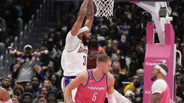 Con 99 puntos en 2 partidos, Davis apoya a Lakers