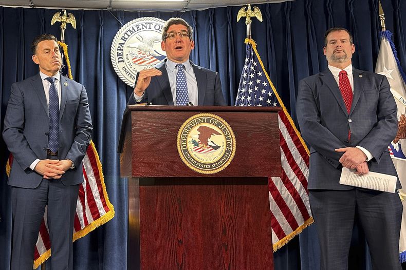 El procurador interino de Massachusetts, Joshua Levy, anuncia cargos contra unos 40 pandilleros del área de Boston, el 14 de febrero de 2024, en una corte en esta ciudad. (AP Foto/Michael Casey)