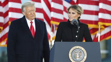 Trump dice adiós a Washington, pero insinúa regresar