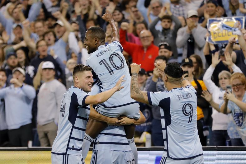 Los centrocampistas del Sporting Kansas City, Rémi Walter (izquierda), Gadi Kinda (10), y el delantero mexicano Alán Pulido (9) celebran luego de un gol anotado por un compañero de equipo durante la segunda parte del juego de postemporada de la MLS ante St.Louis City, el domingo 5 de noviembre de 2023, en Kansas City, Kansas. (AP Foto/Colin E. Braley)