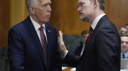 El senador Thom Tillis, izquierda, habla con el representante comercial de Estados Unidos, Jamieson Greer, antes de una audiencia ante la Comisión de Finanzas del Senado en el Capitolio, Washington, el martes 8 de abril de 2025. (AP Foto/Mark Schiefelbein)