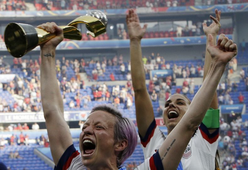 En foto del 7 de junio del 2019, la estadounidense Megan Rapinoe celebra con Alex Morgan tras ganar la final de la Copa Mundial femenina al vencer a Holanda. (AP Foto/Claude Paris)