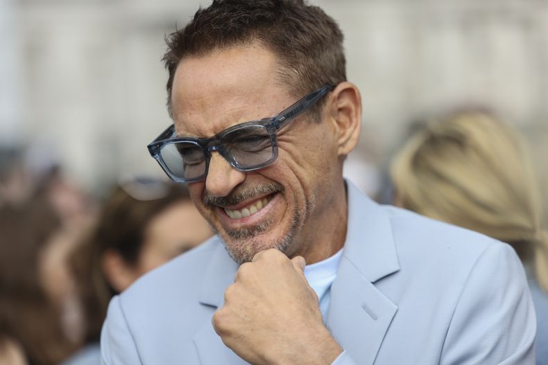 Robert Downey Jr. posa en la sesión fotográfica de la película Oppenheimer el miércoles 12 de julio de 2023 en Londres. (Vianney Le Caer/Invision/AP)