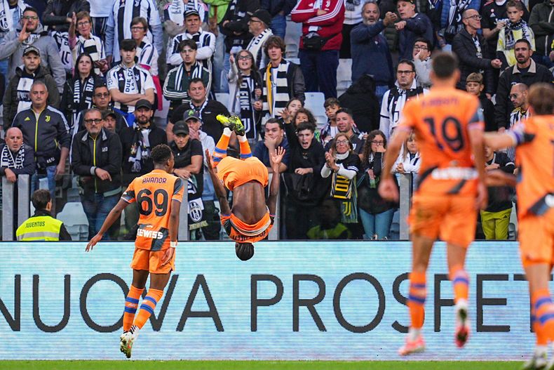 Kamaldeen Sulemana, del Atalanta, celebra tras marcar, durante el partido de fútbol de la Serie A entre la Juventus y el Atalanta en el Allianz Stadium en Turín, al noroeste de Italia, el sábado 27 de septiembre de 2025. (Marco Alpozzi/LaPresse via AP)