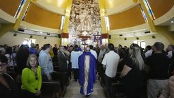 El reverendo Ángel Andrés González, exiliado cubano, oficia la misa en el santuario de Nuestra Señora de la Caridad, conocido como La Ermita, en Miami, Florida, el domingo 25 de febrero de 2024.. (AP Foto/Marta Lavandier)