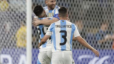 Lionel Messi celebra tras marcar el segundo gol de Argentina en la victoria 2-0 ante Canadá en la semifinal de la Copa América, el martes 9 de julio de 2024, en East Rutherford, Nueva Jersey. (AP Foto/Adam Hunger)