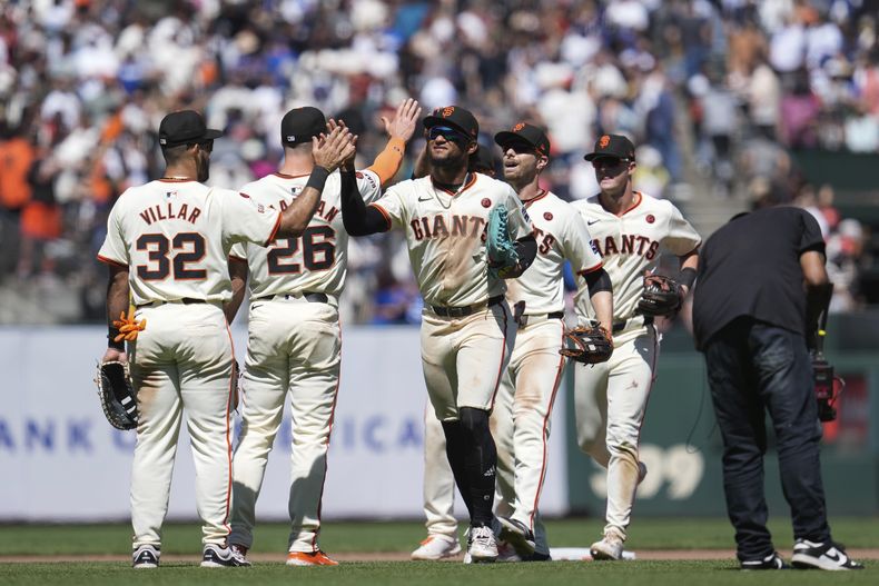 Los Gigantes de San Francisco celebran después de su victoria sobre los Dodgers de Los Ángeles el domingo 30 de junio de 2024 en San Francisco. (AP Foto/Godofredo A. Vásquez)