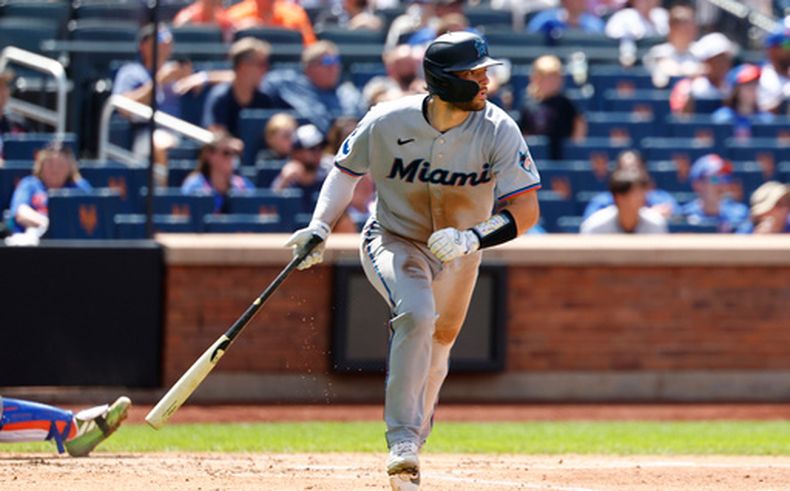 Joe Mack de los Marlins de Miami suelta su bate tras conectar un jonrón contra los Mets de Nueva York durante la quinta entrada de un partido de béisbol, el domingo 2 de agosto de 2026, en Nueva York. (Foto AP/Noah K. Murray)