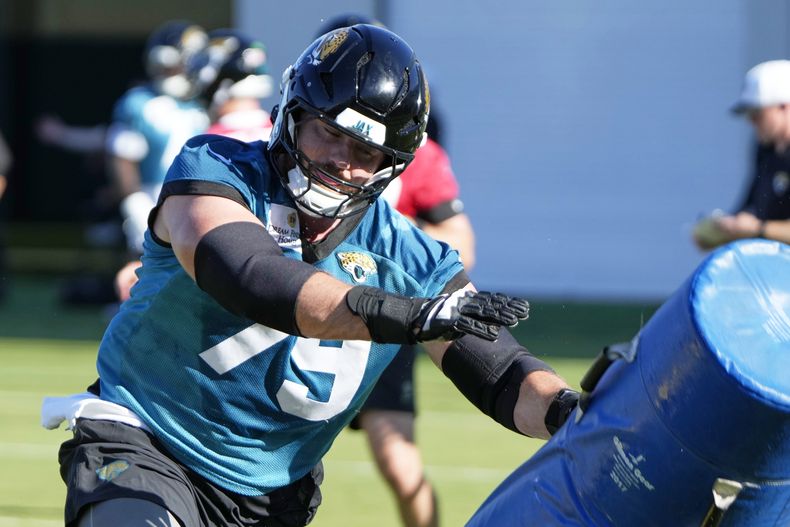 Luke Fortner, centro de los Jaguars de Jacksonville trabaja en un ejercicio durante el entrenamiento del equipo en las instalaciones del equipo, el jueves 24 de julio de 2025, en Jacksonville, Florida. (AP Foto/John Raoux)