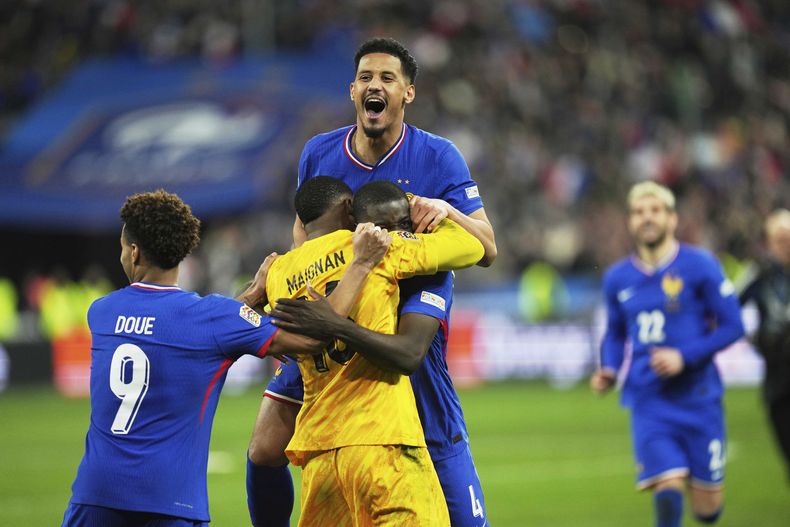 Los jugadores de Francia celebran después de ganar su pase a semiginales de la Liga de Naciones de la UEFA en tanda de penaltis en el partido de vuelta de los cuartos de final entre Francia y Croacia, en el Stade de France, en Saint-Denis, a las afueras de París, el domingo 23 de marzo de 2025. (AP Foto/Thibault Camus)