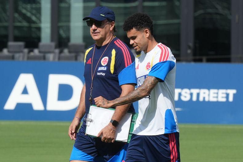 El técnico de Colombia Néstor Lorenzo charla con Luis Díaz durante un entrenamiento en el Mundial, el miércoles 1 de julio de 2026, en Fort Lauderdale, Florida. (AP Foto/Marta Lavandier)