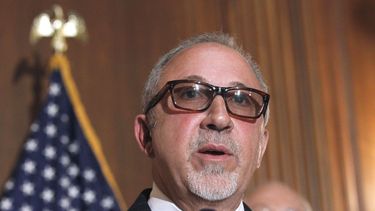 americateve | Emilio Estefan, integrante de la Comisi&oacute;n del Museo Nacional del Americano Latino  durante una conferencia de prensa en Washington en una fotograf&iacute;a del 5 de mayo de 2011. Estefan fue nombrado embajador honorario del condado de Miami Dade el