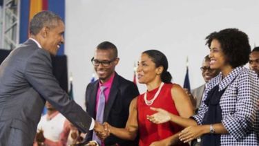 El presidente Obama saluda a jóvenes líderes de las Américas en Kingston, Jamaica.