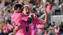 Lionel Messi, delantero de Inter Miami, a la izquierda, celebra con el delantero Mateo Silvetti, a la derecha, después de anotar durante la primera mitad del Juego 3 de la primera ronda de playoffs de la Conferencia Oeste del fútbol de la MLS contra Nashville SC en Fort Lauderdale, Florida, el 8 de noviembre de 2025. (AP Photo/Michael Laughlin)