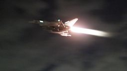 En esta imagen de archivo, proporcionada por el Ministerio de Defensa, un avión Typhoon de la Fuerza Aérea británica despega para llevar a cabo más ataques contra objetivos hutíes en Yemen, desde las instalaciones de la Fuerza Aérea en Akrotiri, Chipre, el 3 de febrero de 2024. (AS1 Jake Green/Ministerio de Defensa vía AP, archivo)