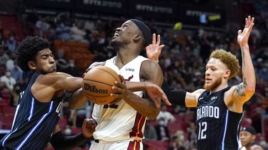 Heat hilvana tres triunfos al vencer 93-83 a Magic