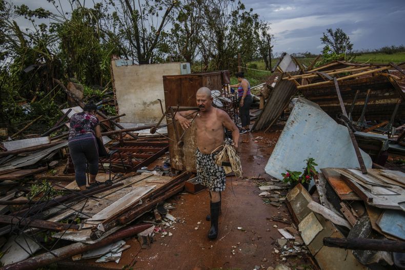 Varias personas recuperan pertenencias de su casa, destruida por el huracán Rafael, en Alquizar, Cuba, el jueves 7 de noviembre de 2024. Al día siguiente, 8 de noviembre de 2024, las autoridades informaron que se logró reconectar parte de su sistema energético desde la capital hasta el extremo oriente cubano, aunque muchas localidades todavía permanecen a oscuras en el occidente. (Foto AP/Ramón Espinosa)