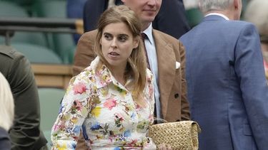 ARCHIVO - La princesa Beatriz llega a la cancha central antes de un partido de cuartos de final del campeonato de tenis de Wimbledon en Londres, el martes 9 de julio de 2024. (Foto AP/Alberto Pezzali, archivo)
