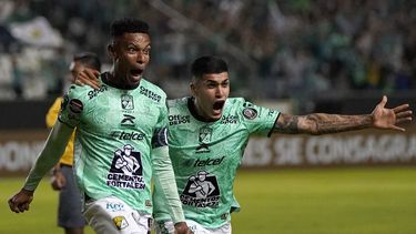 El colombiano William Tesillo (izquierda), de León, festeja con su compañero Adonis FRías, tras anotar ante Los Angeles FC en la ida de la final de la Liga de Campeones de la CONCACAF, el miércoles 31 de mayo de 2023 (AP Foto/Eduardo Verdugo)