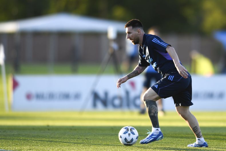 El delantero argentino Lionel Messi durante un entrenamiento de su selección, el martes 14 de noviembre de 2023, en Buenos Aires. (AP Foto/Gustavo Garello)