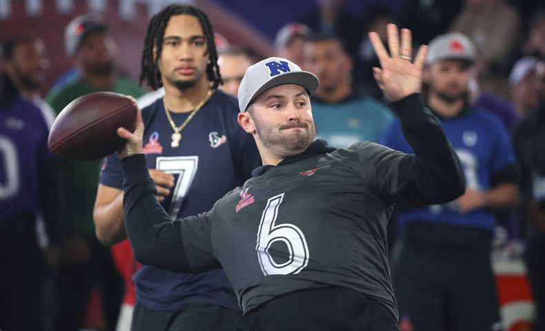 Baker Mayfield, quarterback de los Buccaneers de Tampa Bay, lanza delante de C.J. Stroud, de los Texans de Houston, en el concurso de habilidades previo al Pro Bowl, el jueves 1 de febrero de 2024, en Orlando, Florida (Stephen M. Dowell/Orlando Sentinel via AP)