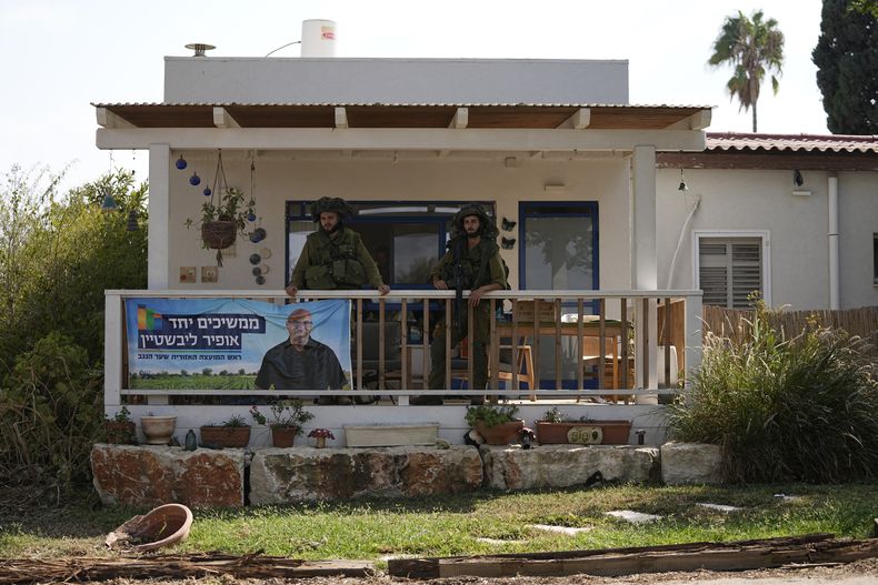 Soldados israelíes en el kibbutz de Kfar Azza, el 10 de octubre de 2023. (AP Foto/Ohad Zwigenberg)
