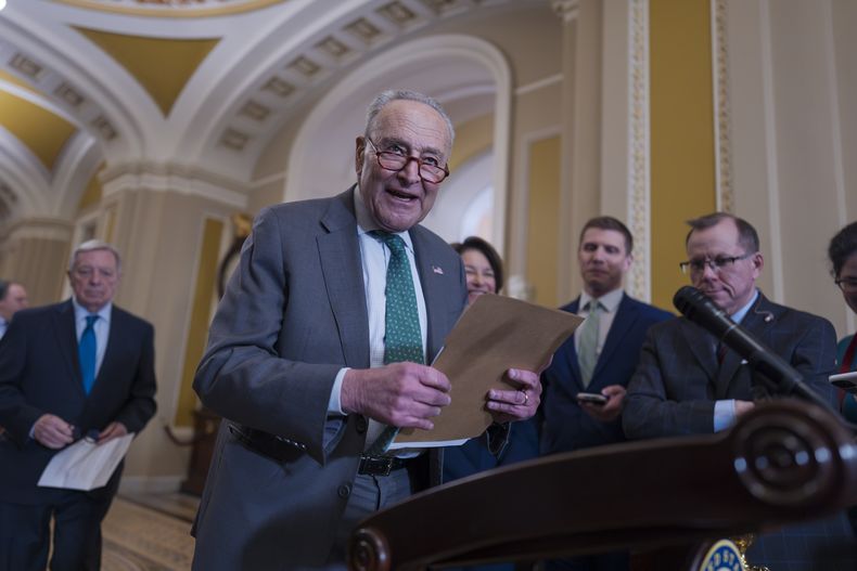 El líder de la minoría del Senado, Chuck Schumer, habla con reporteros mientras los republicanos trabajan para aprobar un proyecto de ley de gastos que evitaría un cierre parcial del gobierno y mantendría la financiación de las agencias federales hasta septiembre, en el Capitolio, en Washington, el martes 11 de marzo de 2025. (AP Foto/J. Scott Applewhite)