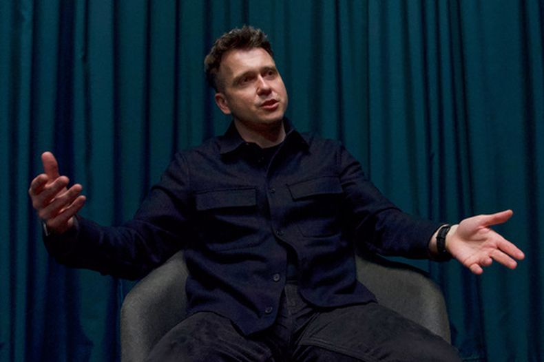 Danylo Tsvok, director del Centro de Inteligencia Artificial de Defensa, del Ministerio de Defensa ucraniano, durante una entrevista con The Associated Press en Kiev, Ucrania, el 24 de abril de 2026. (AP Foto/Vasilisa Stepanenko)