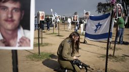Una soldado israelí llora junto a un cartel que recuerda a una persona secuestrada el 7 de octubre en el ataque transfronterizo de Hamás contra el festival de música Nova, tras una conferencia de prensa en Reim, en el sur de Israel, el 5 de enero de 2024. (AP Foto/Maya Alleruzzo)