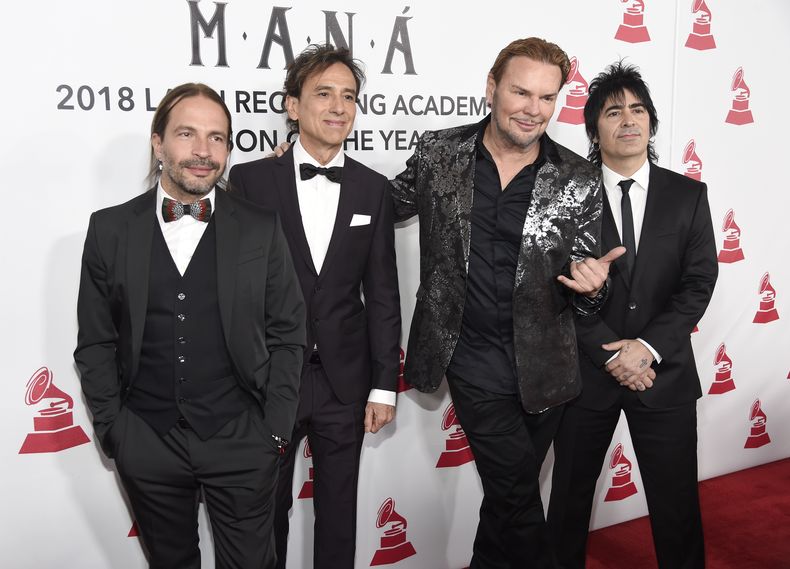 Sergio Vallín, de izquierda a derecha, Juan Calleros, Fher Olvera y Alex Gonzalez, de Maná, llegan a la ceremonia para la Persona del Año de la Academia Latina de la Grabación en honor a Maná en el Mandalay Bay Events Center el 14 de noviembre de 2018. Maná donará una porción de las entradas de sus conciertos en Estados Unidos a organizaciones que apoyan a latinos como parte de su gira México Lindo y Querido. (Foto Chris Pizzello/Invision/AP, archivo)