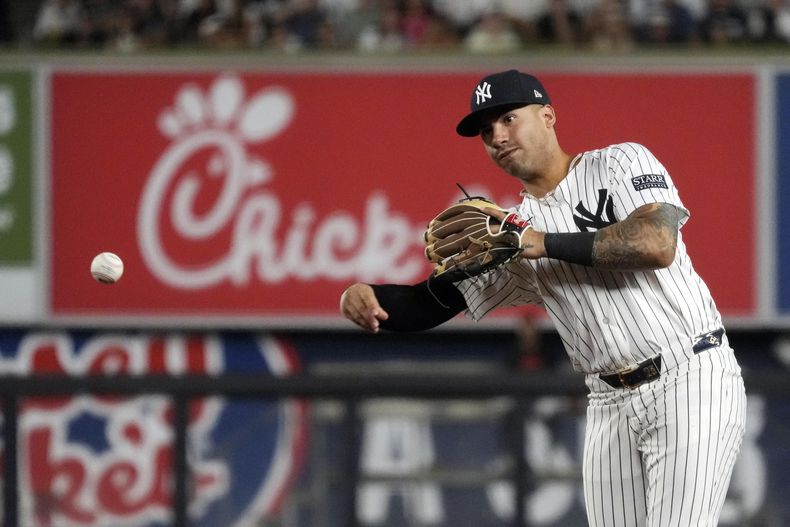 El venezolano Gleyberr Torres, intermedista de los Yankees de Nueva York, lanza a la inicial en el juego del miércoles 19 de junio de 2024, ante los Orioles de Baltimore (AP Foto/Pamela Smith)